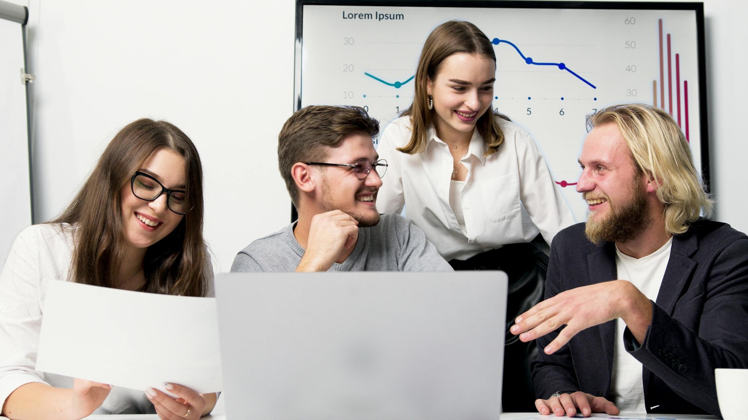 团队进行内容增长策略讨论