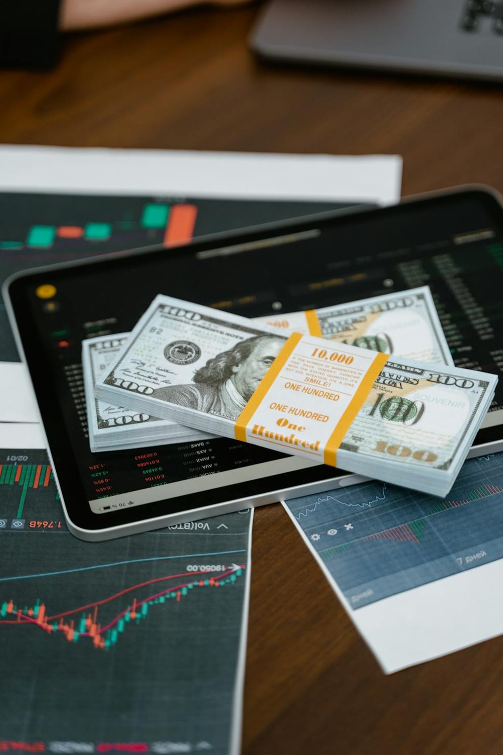 团队查看数据分析大屏